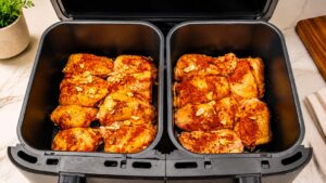 Airfryer cuisson de morceaux de poulet dans le Moulinex Esay Fry XXL © Labo Maison