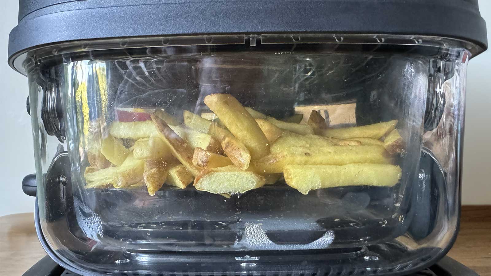 Cuisson des frites dans la cuve en verre du Silvercrest