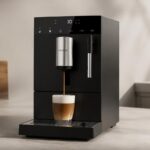 Machine à café à grain Cecotec posée sur un plan de travail