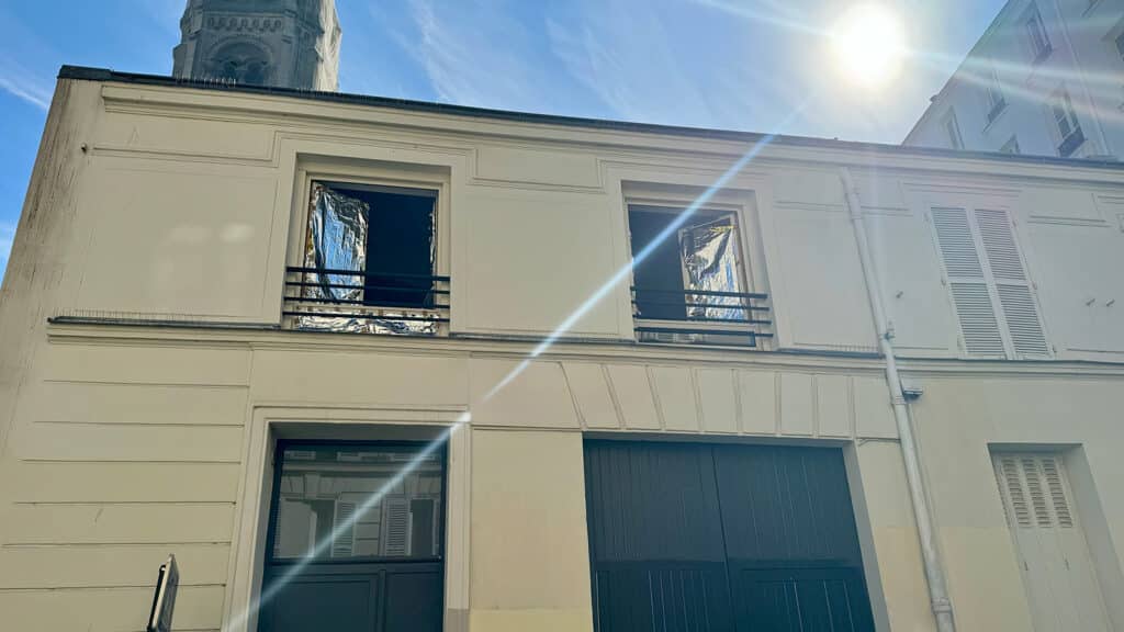 Canicule des couvertures de survie collées sur des fenêtres à Paris © Labo Maison