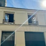 Canicule des couvertures de survie collées sur des fenêtres à Paris © Labo Maison