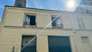 Canicule des couvertures de survie collées sur des fenêtres à Paris © Labo Maison