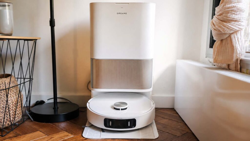 Robot aspirateur Dreame L40 Ultra AE installé dans sa station multifonction