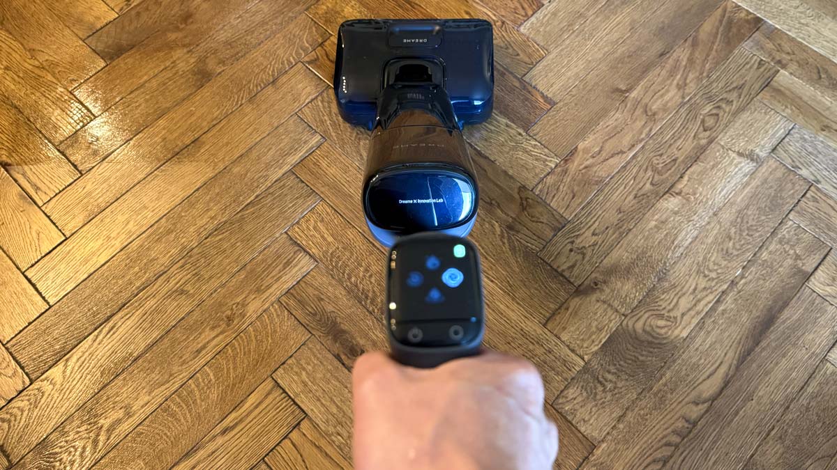 Dreame T12 Pro tenu par le manche lors d’un test de maniabilité