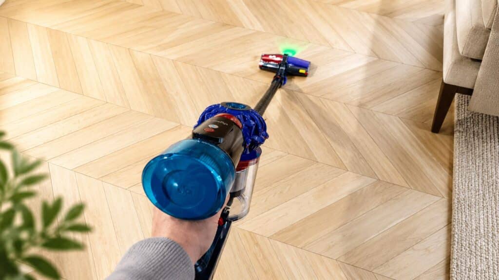Aspirateur-balai Dyson V10 Konical aspirant un parquet clair