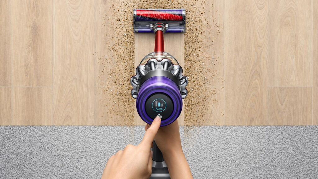 Dyson V11 Fluffy aspirant des poussières sur un sol dur