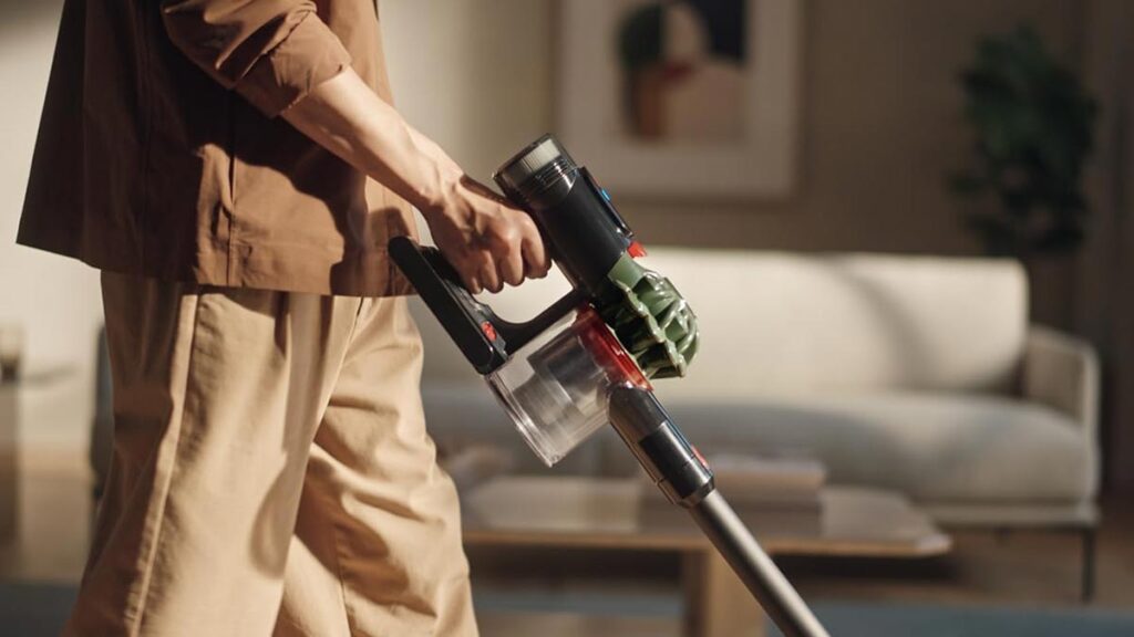 Aspirateur-balai Dyson V8 Cyclone dans un salon