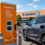 Borne de recharge électrique E.Leclerc reliée à une voiture sur le parking d’un magasin