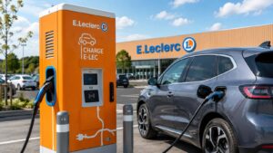 Borne de recharge électrique E.Leclerc reliée à une voiture sur le parking d’un magasin