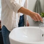 Une personne fait couler l’eau avant de partir