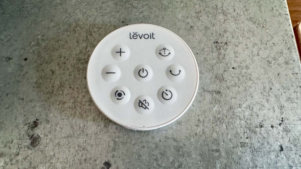La télécommande du ventilateur sur pied Levoit CoreBreeze 382 © Labo Maison