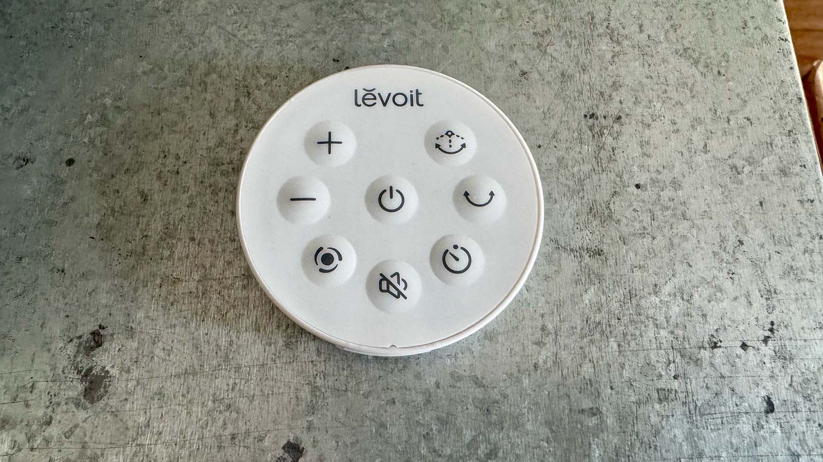 La télécommande du ventilateur sur pied Levoit CoreBreeze 382 © Labo Maison