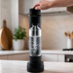 Machine à gazéifier Lidl Silvercrest avec sa bouteille d’eau dans une cuisine