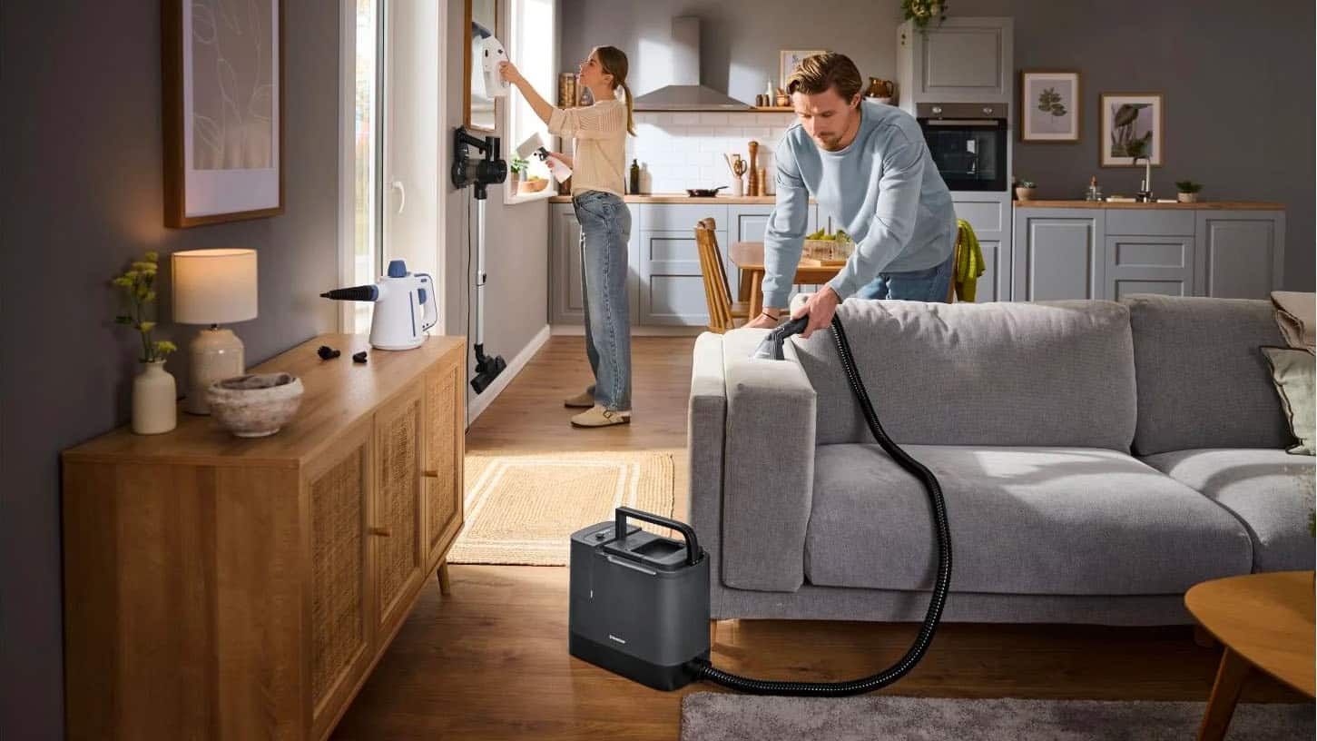 Lidl propose un nettoyeur détacheur Silvercrest pensé pour les tapis, canapés, matelas et tissus d’ameublement. Sa particularité : il fonctionne sur batterie, ce qui permet de l’utiliser plus facilement sans dépendre d’une prise électrique. Compact, compatible avec les batteries X 20V Team et livré avec plusieurs accessoires, il vise les petites taches du quotidien comme les nettoyages plus ciblés.