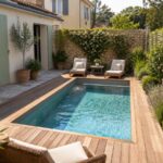 Mini-piscine rectangulaire aménagée dans un petit jardin