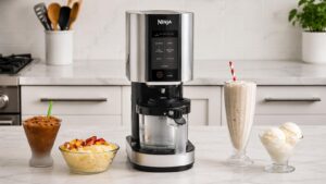 Machine à glace Ninja CREAMi posée sur un plan de travail avec desserts glacés