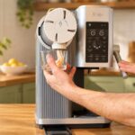 Machine à glace Ninja Creami Swirl préparant une glace à l’italienne maison dans une cuisine