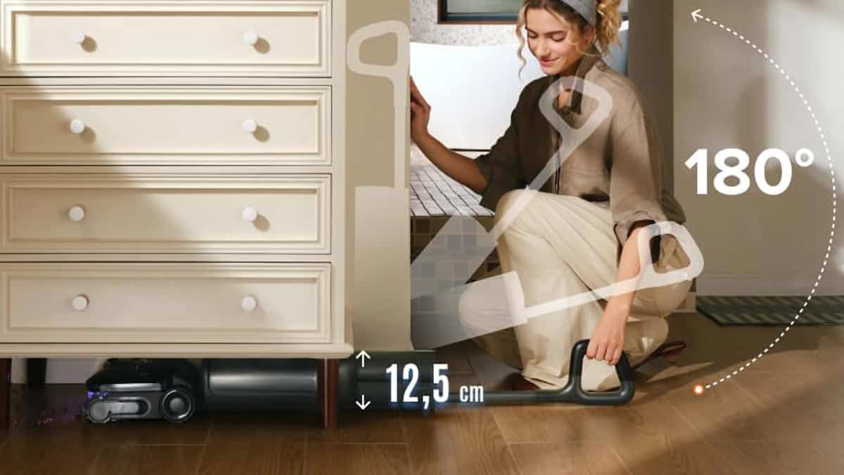 Roborock F25 Steam incliné à 180 degrés sous un meuble