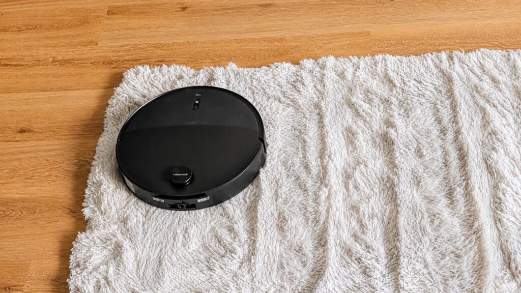 Roborock Qrevo Edge 2 aspirant un tapis à poils longs
