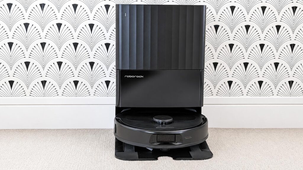 Roborock Qrevo S Pro dans sa station de recharge et d’entretien
