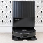 Roborock Qrevo S Pro dans sa station de recharge et d’entretien