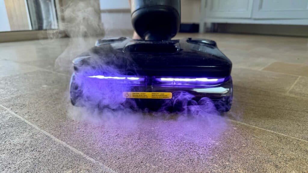 Le mode vapeur de l'aspirateur laveur Roborock F25 Steam © Labo Maison
