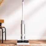 Aspirateur laveur Rowenta X-Clean installé sur sa station.