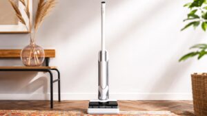 Aspirateur laveur Rowenta X-Clean installé sur sa station.