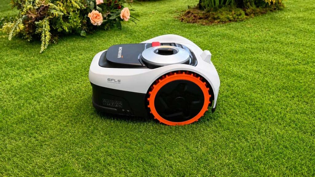 Robot tondeuse Segway Navimow i205 AWD sur une pelouse