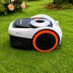 Robot tondeuse Segway Navimow i205 AWD sur une pelouse