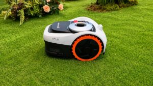 Robot tondeuse Segway Navimow i205 AWD sur une pelouse