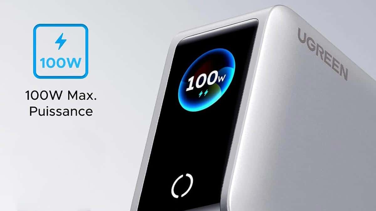 Gros plan sur l’écran intelligent du chargeur UGREEN Nexode Pro 100W affichant 100 W de puissance maximale