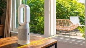 Ventilateur sans pales placé à un mètre d'une baie vitrée ouverte