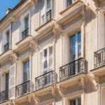 Façade d’immeuble français avec fenêtres et volets au soleil