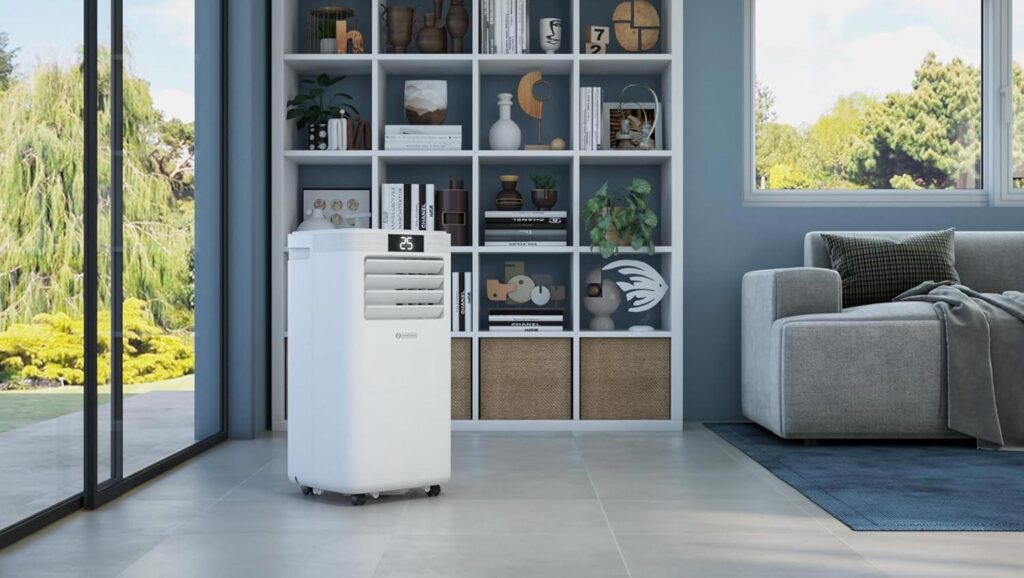 Climatiseur mobile Olimpia Splendid Dolceclima 10 HP WiFi dans un salon