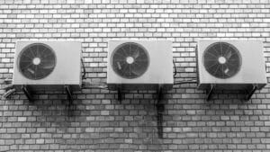 Unités extérieures de climatiseurs installées sur un mur en briques