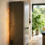 Réfrigérateur installé trop près du mur dans une cuisine lumineuse
