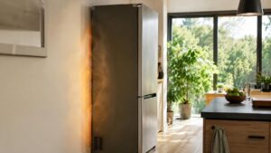 Réfrigérateur installé trop près du mur dans une cuisine lumineuse