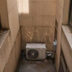 Unité extérieure de climatisation installée au fond d’une cour intérieure étroite