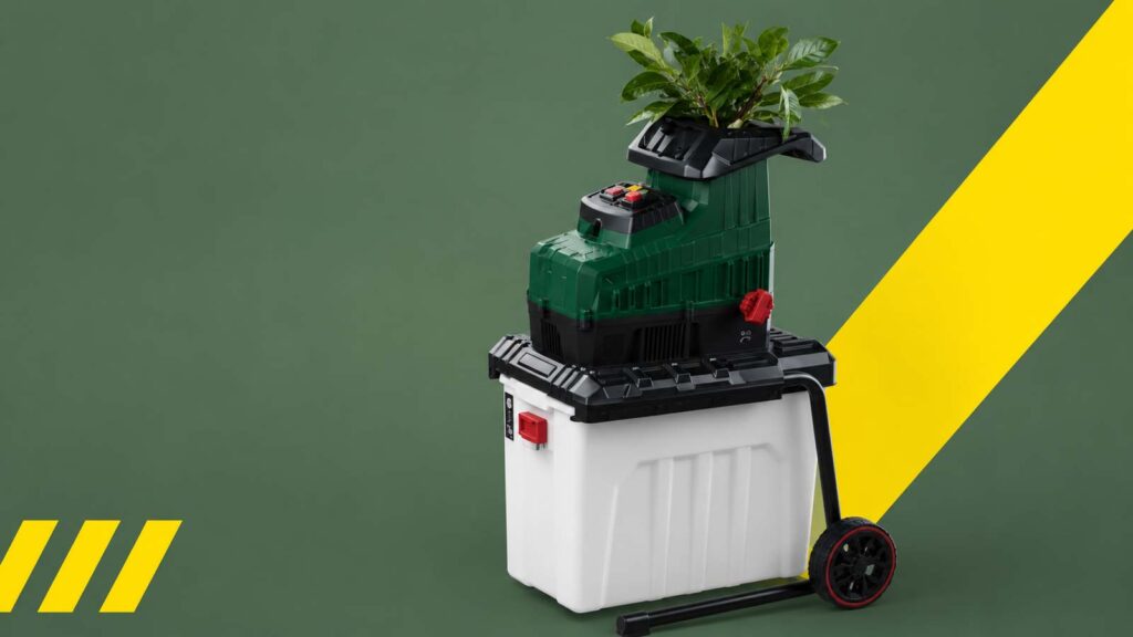 Broyeur de végétaux Parkside sur fond vert