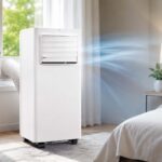 Climatiseur mobile TCL 9000 BTU dans une chambre lumineuse