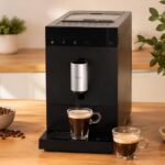 Machine à café à grain Cecotec Cremmaet Compact sur un plan de travail