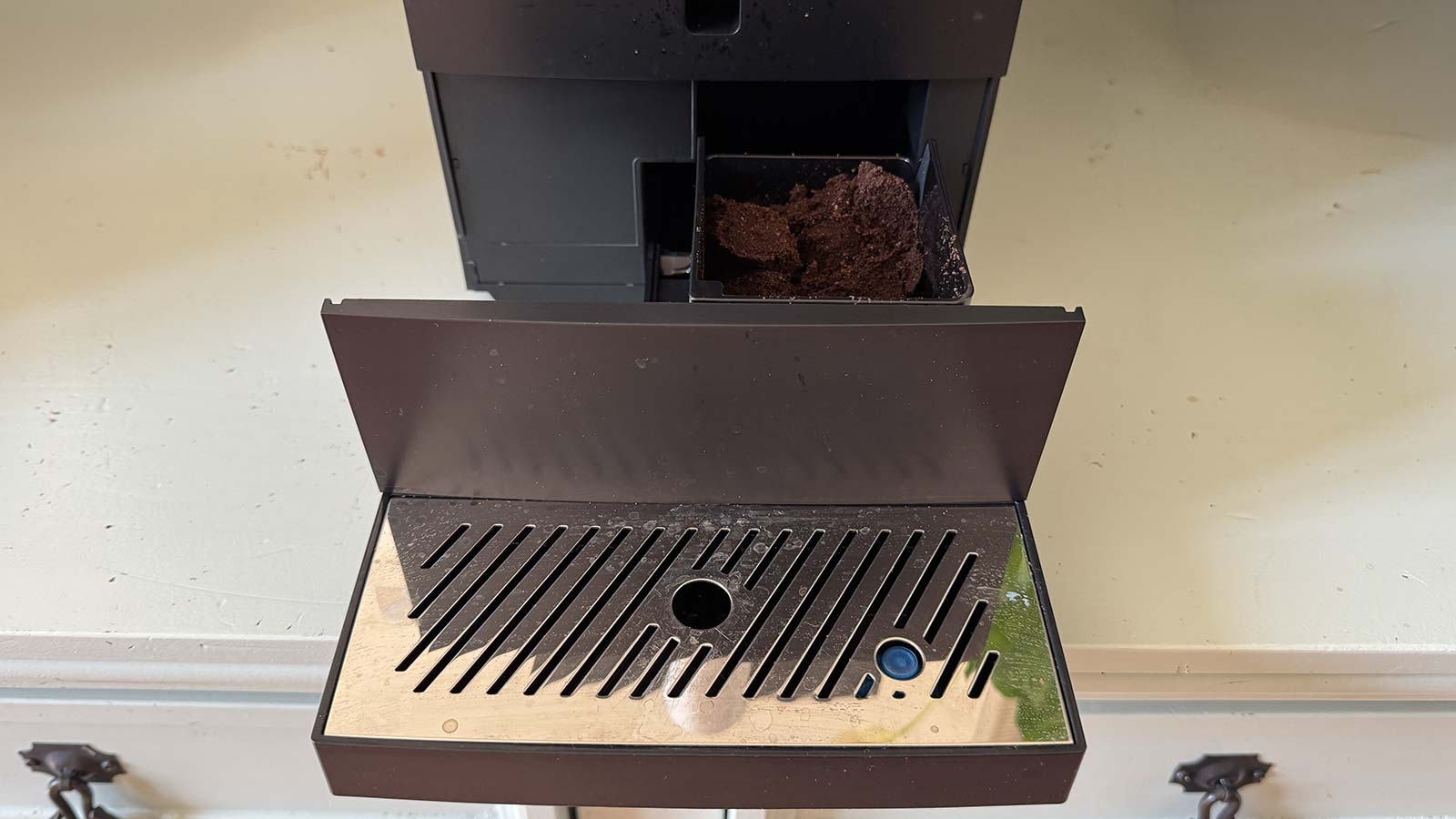 Bac à marc de la Cecotec Cremmaet Compact avec les galettes de café