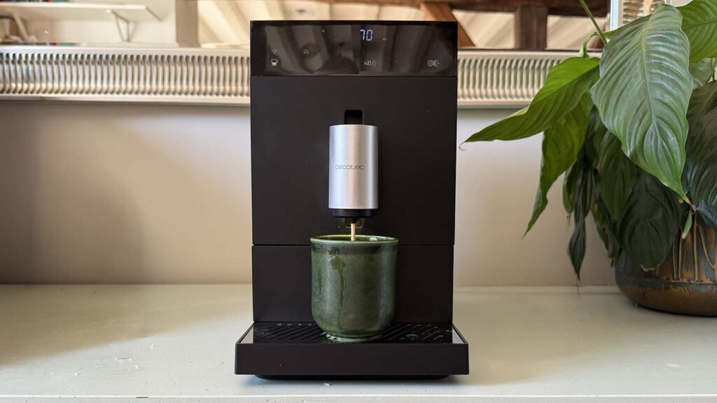 Cecotec Cremmaet Compact en train de préparer un café