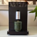 Cecotec Cremmaet Compact en train de préparer un café