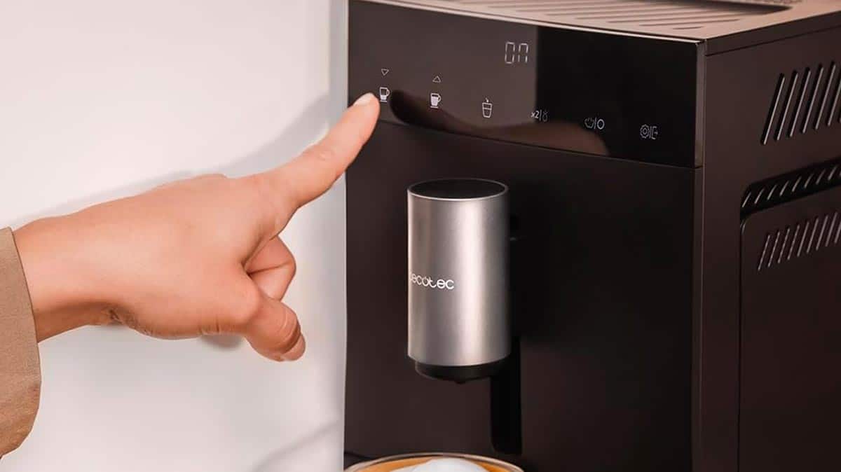 Panneau de commande avec afficheur et touches sensitives de la Cecotec Cremmaet Compact