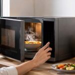 Micro-ondes chauffant un plat dans une cuisine moderne