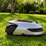 Dreame A2 en pleine tonte dans un grand jardin