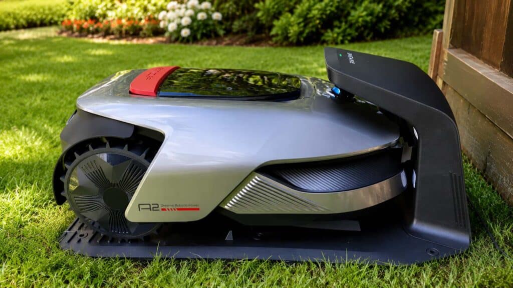 Dreame A2 sur sa base de recharge dans le jardin