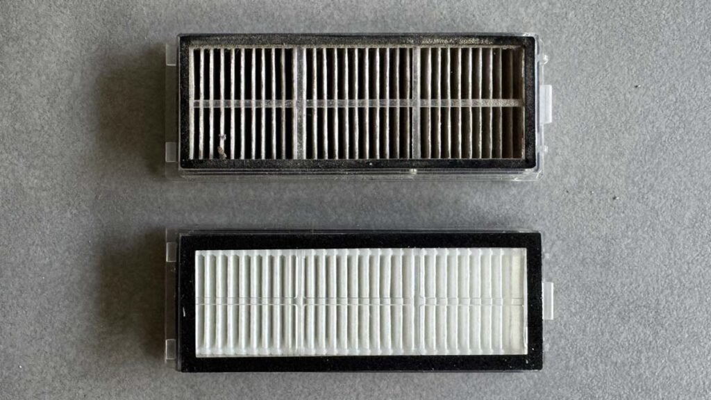 Ancien filtre encrassé face à un filtre neuf